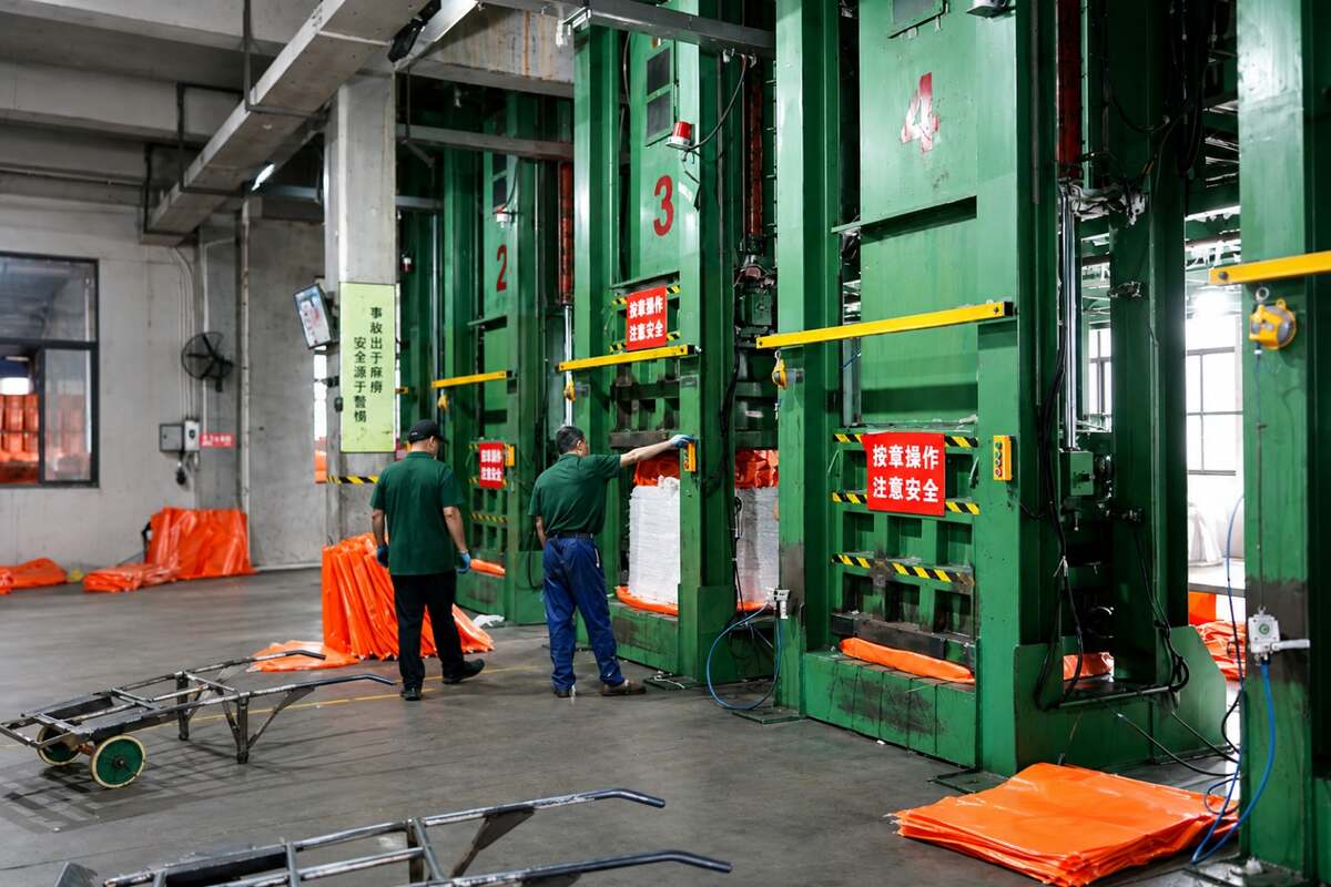 Packing and bale handling for polyester staple fiber